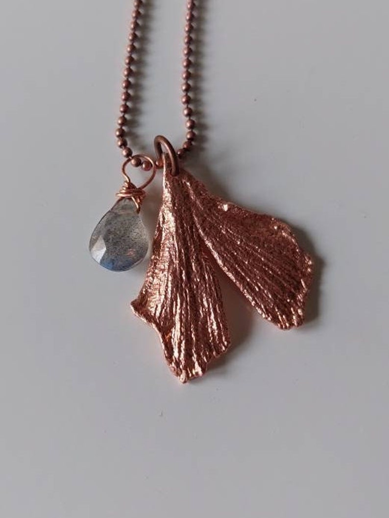 Collana botanica, una vera foglia di ginkgo biloba con piccole gemme a scelta, labradorite, pietra di luna arcobaleno, prasiolite, ametista. Bild 5