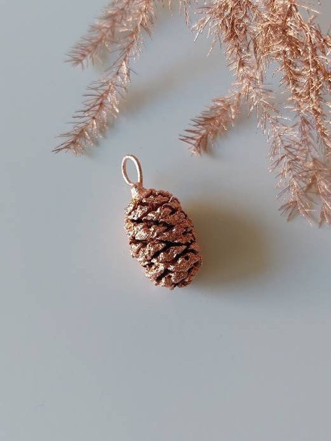 Collana In Metallo Con Ciondolo A Forma Di Bottiglia. Dentro Al Cio Uno Strass A Forma Di Cuore