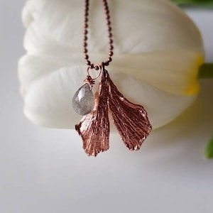 Collana botanica, una vera foglia di ginkgo biloba con piccole gemme a scelta, labradorite, pietra di luna arcobaleno, prasiolite, ametista. image 10