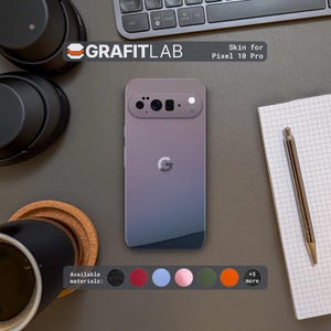 Könnte beinhalten: Ein Handy-Skin für ein Pixel 10 Pro mit einem Farbverlauf von Lila nach Blau. Das Skin zeigt das Google-Logo. Zubehör wie Kopfhörer, eine Tastatur und ein Notizblock umgeben das Telefon. Der Text "GRAFITLAB" und "Skin for Pixel 10 Pro" sind sichtbar.