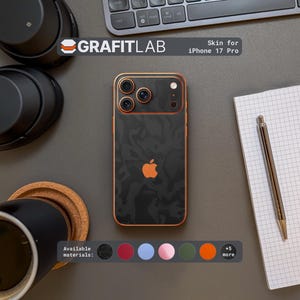 Peut inclure: Une peau noire et orange pour iPhone 17 Pro avec un motif camouflage. La peau a un logo Apple et une bordure orange. L'image montre également un clavier, un casque et un bloc-notes. Le texte sur la peau dit "Skin for iPhone 17 Pro".