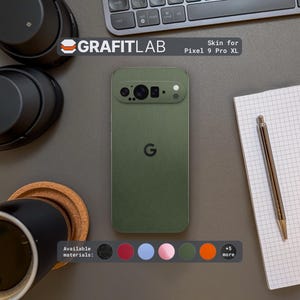Può includere: Una skin verde per telefono Pixel 9 Pro XL con la lettera "G" sul retro. L'immagine mostra la skin su una scrivania con tastiera, cuffie e un blocco note. Il testo "GRAFITLAB" è visibile, insieme alle opzioni di colore.