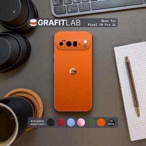 Può includere: Una skin arancione per telefono Pixel 10 Pro XL, con il logo Google. L'immagine mostra la skin applicata al telefono, con una selezione di materiali disponibili in vari colori. Il marchio "GRAFITLAB" è visibile.