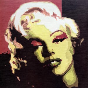 Peut inclure: Ensemble de trois mugs en céramique avec une finition mate et mouchetée. Les mugs sont de couleur crème, gris clair et gris foncé. Chaque mug a un design simple et minimaliste avec une anse arrondie.