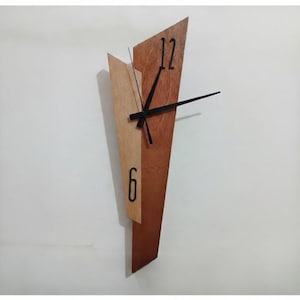 手作りの非対称サイレント木製壁掛けアート時計 | ミッドセンチュリーモダンミニマリスト装飾 | ツートンの幾何学模様の時計