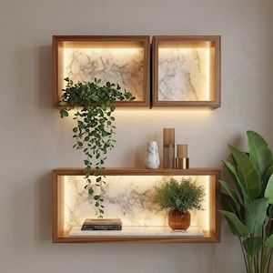 Puede incluir: Juego de tres tazas de cerámica con acabado mate y moteado. Las tazas son de color crema, gris claro y gris oscuro. Cada taza tiene un diseño simple y minimalista.