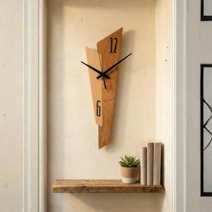 Reloj de pared de madera silencioso, asimétrico y artesanal, con decoración minimalista moderna de mediados de siglo, con diseño geométrico bicolor.