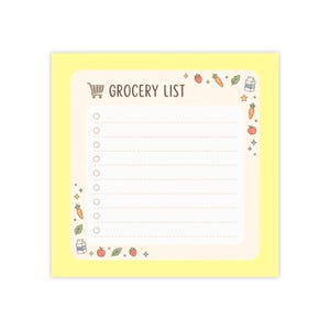 Könnte beinhalten: Ein quadratischer gelber Notizblock mit cremefarbener Mitte, der den Text GROCERY LIST und ein Einkaufswagen-Symbol enthält. Der Rand zeigt kleine Illustrationen von Karotten, Erdbeeren, Äpfeln, Milchkartons, Blättern und Sternen mit zehn gestrichelten Linien.