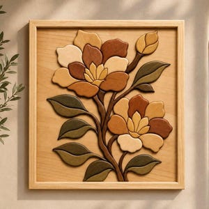 Könnte beinhalten: Holzwandkunst mit einem floralen Design. Die geschichteten Blütenblätter sind in Braun-, Beige- und Cremetönen gehalten und vor einem hellen Holzgrund platziert. Der Naturholzrahmen umgibt die Blumen und dunkelgrünen Blätter.