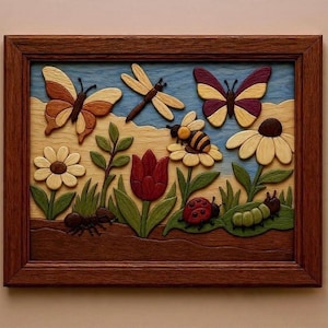Könnte beinhalten: Ein holzgerahmtes Reliefschnitzwerk, das eine Gartenszene darstellt. Das Kunstwerk zeigt Schmetterlinge, eine Libelle, eine Biene, Blumen, eine Ameise, einen Marienkäfer und eine Raupe. Die Farben sind Braun, Beige, Blau, Rot, Gelb und Grün.