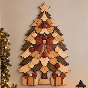 Pode incluir: Uma decoração de parede em forma de árvore de Natal feita de peças de madeira em camadas em vários tons de castanho. A árvore apresenta uma estrela no topo, ornamentos redondos integrados, um laço central e duas caixas de presente na base com laços.
