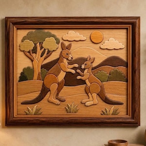 Op de afbeelding: Houten kunstwerk met een lijst met twee kangoeroes in een landschap. Het kunstwerk gebruikt verschillende tinten bruin en beige hout om de kangoeroes, bomen, wolken en zon weer te geven. De lijst is donkerbruin.