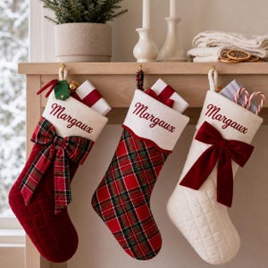 Personlig julstrumpa, broderade namn i sammet, tartanfamiljestrumpor, anpassad quiltad julstrumpa som present