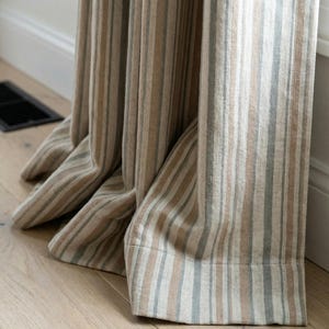 以下が含まれることがあります： 斑点のあるマット仕上げのセラミックマグカップ3個セット。マグカップはクリーム、ライトグレー、ダークグレーの色合いです。各マグカップはシンプルでミニマリストなデザインで、コーヒーや紅茶に最適です。