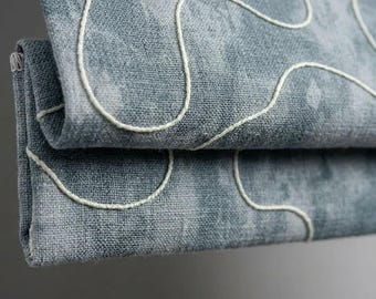 Persianas romanas bordadas abstractas en azul empolvado, cortinas de lino a medida.