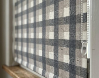 Estores romanos de lino a cuadros hechos a medida, cortinas estilo granja en color beige carbón.