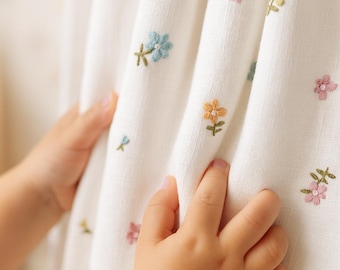 Cortinas para habitación de bebé: lino orgánico con bordado floral (tamaños personalizados)