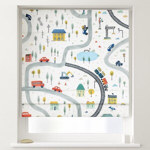 キッズローマンシェード、オーガニックリネン、シティマッププリント（カスタムサイズ、遮光またはライト）