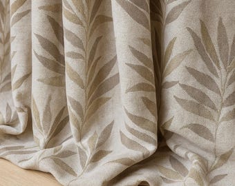 Könnte beinhalten: Nahaufnahme eines beigefarbenen Vorhangs mit einem sich wiederholenden Blattmuster in Beige- und Brauntönen. Der Stoff hat eine strukturierte Optik und ist drapiert, wodurch Falten und Schatten entstehen. Botanisches Thema.