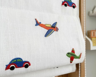 Estor romano de lino orgánico: ovejas y árboles bordados, beige