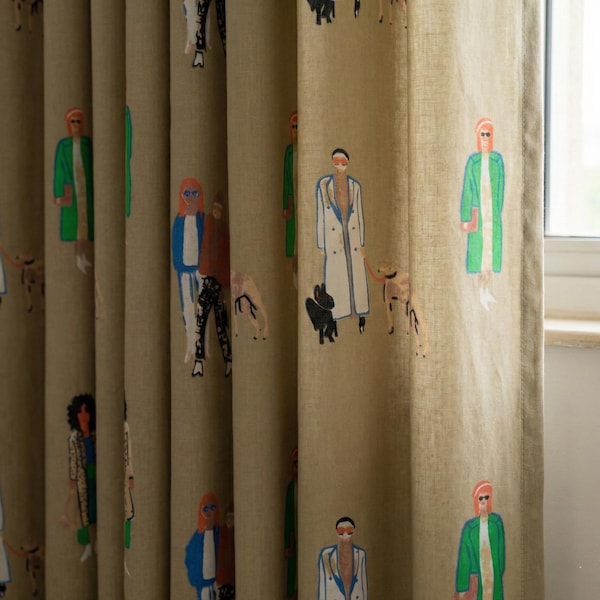 Cortinas de algodón orgánico beige con estampado de personas y perros a mano, tamaño personalizado