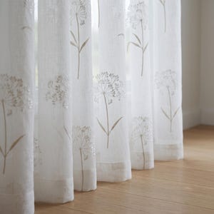 Transparente, weiße Leinengardinen mit Queen-Anne-Spitzenstickerei, maßgefertigte florale Vorhänge, einzeln oder paarweise erhältlich Bild 4