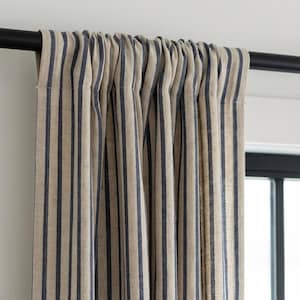Op de afbeelding: Beige en marineblauwe gestreepte gordijnpanelen die aan een zwarte stang hangen. De gordijnen hebben verticale strepen en zijn gemaakt van een textuurstof. De gordijnen bedekken gedeeltelijk een raam.