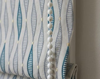 Estor romano de lino bordado azul verdoso, estor romano geométrico a medida, estor para ventana color avena marfil, opaco o que filtra la luz.