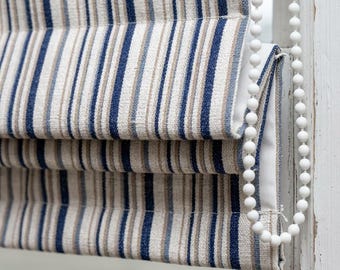 Cortinas romanas de lino a rayas personalizadas, cortinas estilo granja en azul marino y beige.