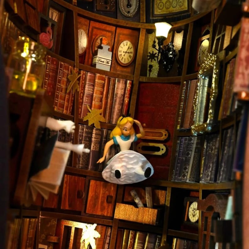 Puede incluir: Un diorama caprichoso con una figura en miniatura de Alicia en el Pa&iacute;s de las Maravillas en un entorno de biblioteca. La escena incluye estanter&iacute;as llenas de libros antiguos, relojes y elementos decorativos, creando una est&eacute;tica vintage. La figura est&aacute; sobre una seta.
