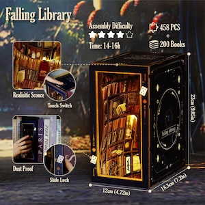 Puede incluir: Un rinc&oacute;n de libros de madera "Falling Library" con un interior detallado de estanter&iacute;as, iluminado por una luz c&aacute;lida. El exterior negro presenta dados y dise&ntilde;os celestiales. Dimensiones: 12 cm de ancho, 18,3 cm de profundidad y 23 cm de alto. Incluye 458 piezas y 200 libros.