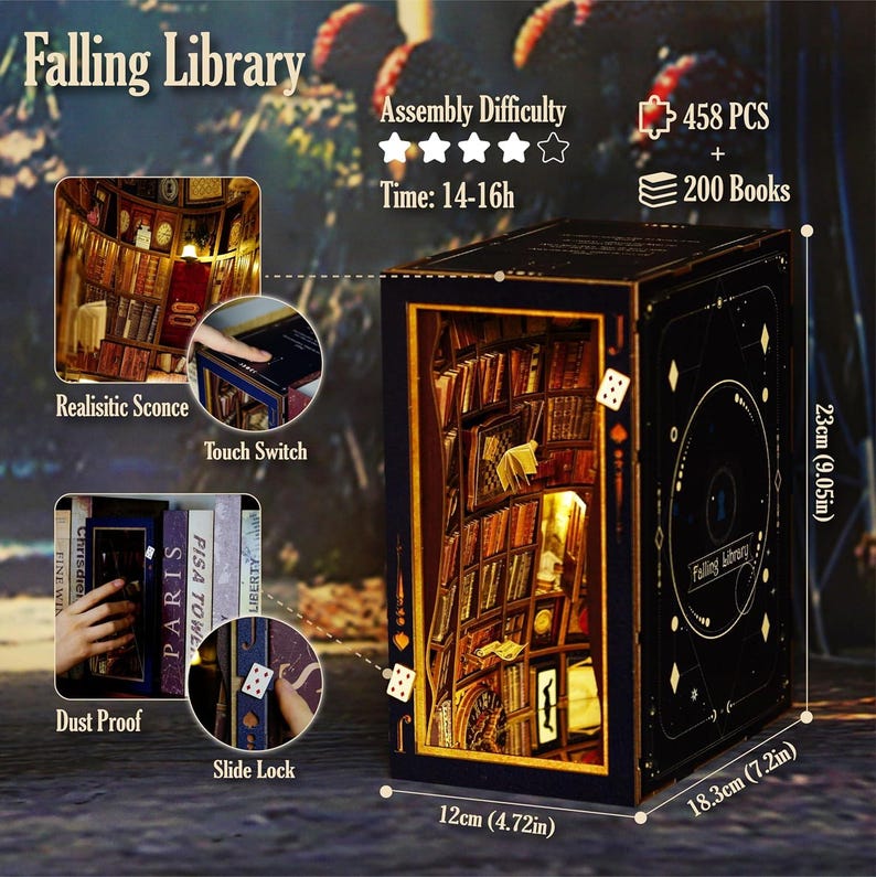 Puede incluir: Un rinc&oacute;n de libros de madera "Falling Library" con un interior detallado de estanter&iacute;as, iluminado por una luz c&aacute;lida. El exterior negro presenta dados y dise&ntilde;os celestiales. Dimensiones: 12 cm de ancho, 18,3 cm de profundidad y 23 cm de alto. Incluye 458 piezas y 200 libros.