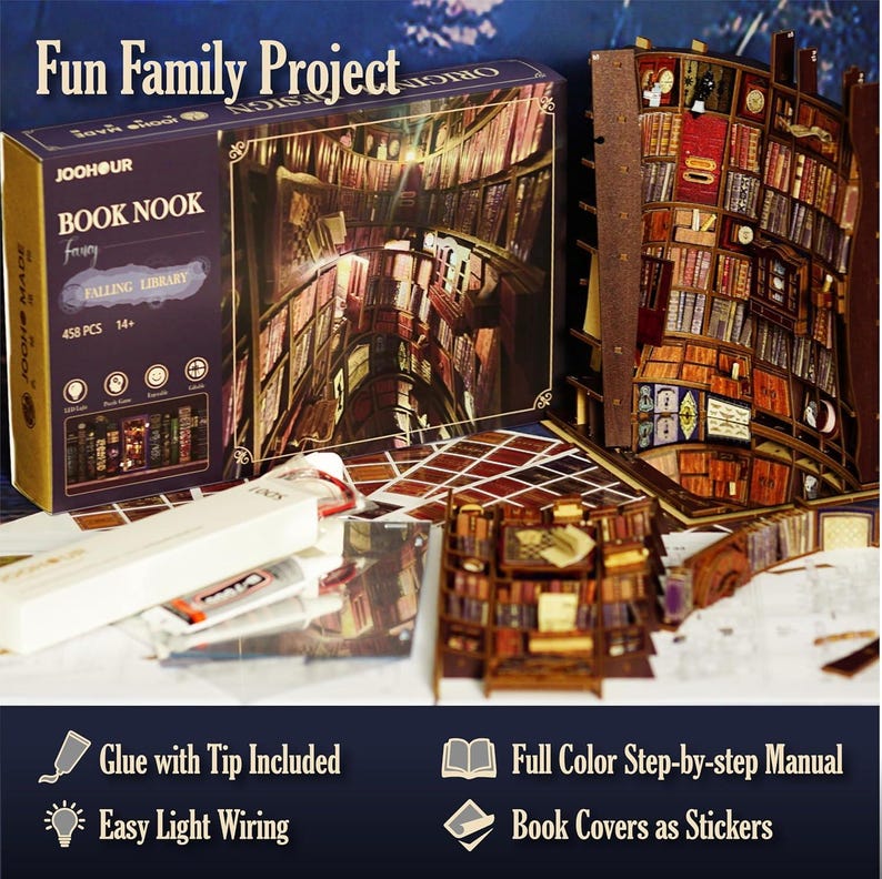 Puede incluir: Un kit de rinc&oacute;n de libros con el texto "Fun Family Project" y "Falling Library". El kit incluye 458 piezas y es para mayores de 14 a&ntilde;os. Incluye pegamento con punta, cableado de luz f&aacute;cil, un manual a color y cubiertas de libros como pegatinas.