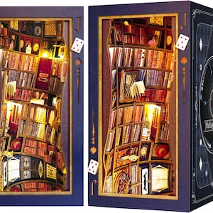 Puede incluir: Diorama de estanter&iacute;a iluminada en miniatura con un dise&ntilde;o caprichoso y curvo. El interior presenta libros diminutos, relojes y elementos decorativos, con iluminaci&oacute;n c&aacute;lida. El exterior est&aacute; enmarcado en azul con detalles de naipes y la frase "Falling Library" en la caja.