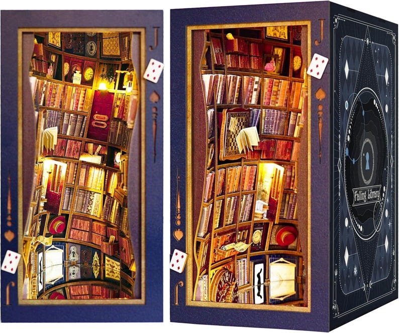 Puede incluir: Diorama de estanter&iacute;a iluminada en miniatura con un dise&ntilde;o caprichoso y curvo. El interior presenta libros diminutos, relojes y elementos decorativos, con iluminaci&oacute;n c&aacute;lida. El exterior est&aacute; enmarcado en azul con detalles de naipes y la frase "Falling Library" en la caja.
