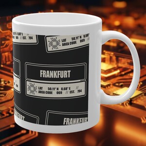 FRANKFURT Mok met technisch patroon en coördinaten | Cadeau voor programmeurs en computerwetenschappers | Moksticker met donkere modus-look | 069 Urban Design