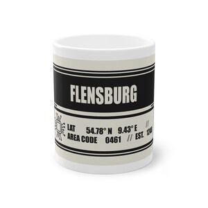 Taza de FLENSBURG con coordenadas y código de área 0461 | Regalo de diseño minimalista | Taza de oficina con arquitectura | Recuerdo moderno de estilo urbano