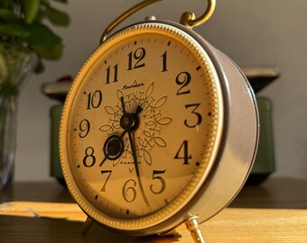 Vintage sowjetischer mechanischer Wecker Jantar, vollständig restaurierte graue Boho-Tischuhr, Retro-Uhr aus der UdSSR mit Aufziehmechanismus, Geschenkidee für die Wohnkultur der 50er Jahre