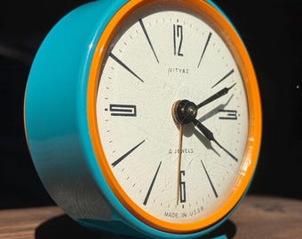 Vollständig restaurierter Wecker von Vityaz, mechanische Vintage-Uhr aus der UdSSR, türkisfarbene und orangefarbene sowjetische Tischuhr, 4 Steine, hergestellt in der UdSSR