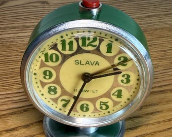 Vintage Slava UdSSR Wecker Grün Retro Mechanische Tischuhr Sowjetisches Sammlerstück Restaurierte Funktionsuhr