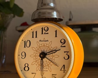 Vintage sowjetischer Wecker Jantar mit Glocke | Vollständig restaurierter senfgelber Tischwecker | Mid-Century Modern Industriedesign | UdSSR der 1980er Jahre