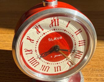 Vollständig restaurierter Vintage-Wecker von SLAVA | Rote mechanische Tischuhr aus der Sowjetunion (UdSSR) | Retro-Mid-Century-Modern-Dekor | Sammlerstück mit Aufziehmechanismus