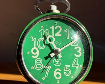 Vintage sowjetischer Wecker aus der UdSSR, vollständig restaurierte mechanische Uhr, grüne Retro-Tischuhr, Sammlerstück aus der UdSSR, sowjetische Wohndekoration