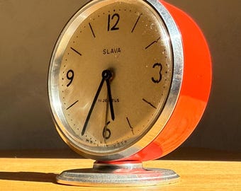 Vintage-Wecker von Slava (rot) | Mechanischer Wecker | Vollständig restauriert | Sowjetische Aufziehuhr (UdSSR) | Tischuhr im Mid-Century-Modern-Stil | 11 Steine