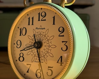 Vintage sowjetischer Wecker „Yantar“, salbeigrüne mechanische Uhr, Tischuhr im Mid-Century-Modern-Stil, Retro-Schreibtischuhr aus der UdSSR, 4 Steine