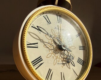 Vollständig restaurierter sowjetischer Vintage-Wecker – Mechanische Tischuhr in Weiß und Gold – Retro-Wohndekoration – Funktionsfähige Aufziehuhr