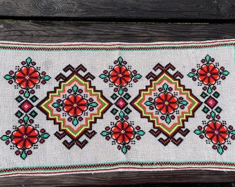 Bestickter Tischläufer aus Leinen, Tischset im slawischen Kreuzstichmuster, traditionelle ukrainische Wohndekoration, rustikales rotes Mohnblumen-Mittelstück, Vintage-Stil