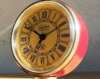 Restaurierter Vintage-Wecker von Slava, rot-goldene sowjetische Tischuhr mit sowjetischem Qualitätszeichen, komplett überholte mechanische 11-Stein-Uhr aus der Sowjetunion