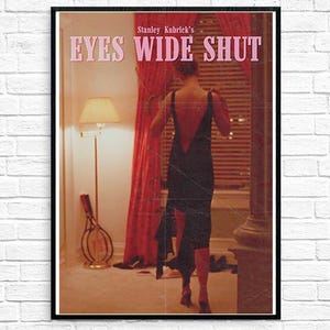 Może przedstawiać: Oprawiony plakat filmowy do filmu Stanleya Kubricka "Eyes Wide Shut". Plakat przedstawia kobietę w czarnej sukience, widoczną od tyłu, w pobliżu czerwonej zasłony. Tytuł jest w różowych literach.