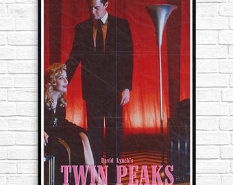 Könnte beinhalten: Gerahmtes Poster für die Fernsehserie Twin Peaks. Das Poster zeigt zwei Personen vor einem roten Vorhang, mit dem Titel der Serie in rosa Schrift. Rechts befindet sich eine silberne, trichterförmige Lampe.